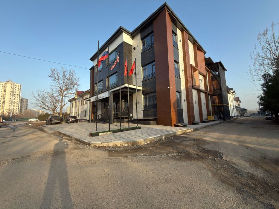 Продажа новой гостиницы у дороги 6 соток 2225м2 ориентир Хайт-Таун