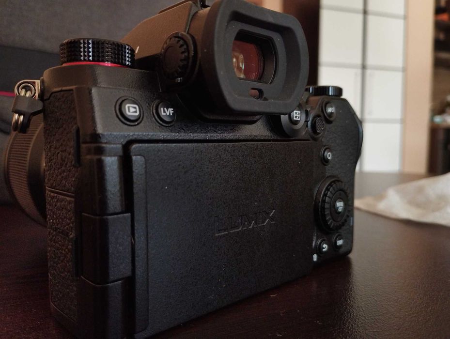 Фотоапарат Panasonic Lumix S5  и обектив Lumix S 50mm f/1.8