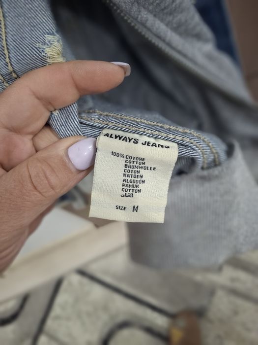 Дънкови яке с платови ръкави и качулка