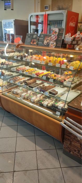 Vindem vitrine cofetarie