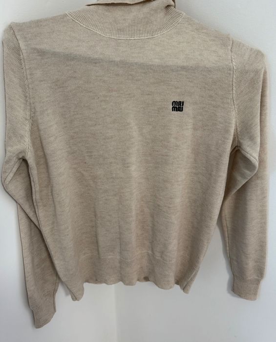 Бежов елегантен пуловер