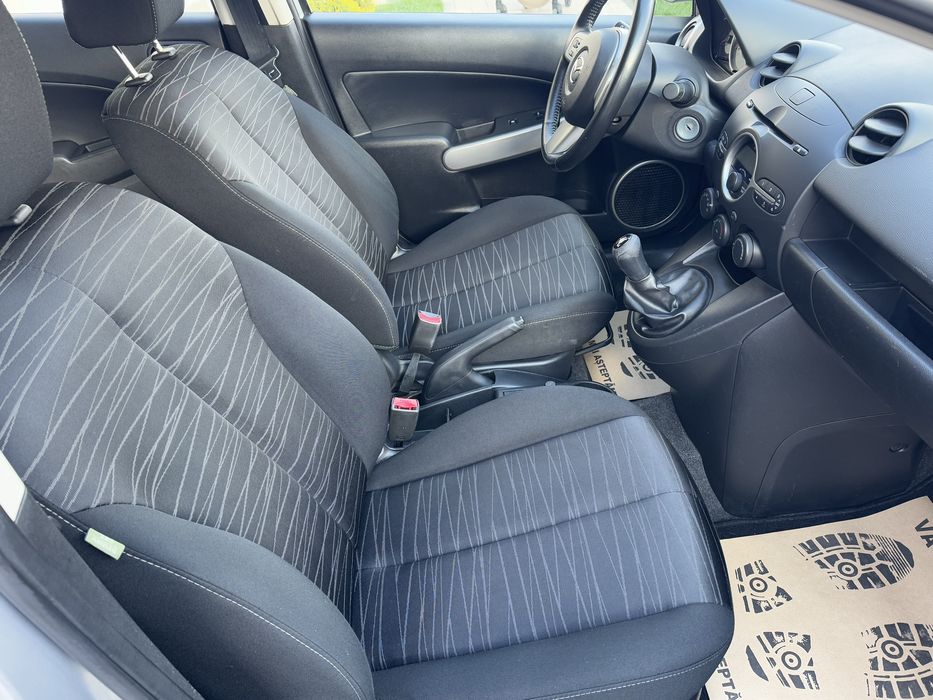 Mazda 2 - 1.4 benzina - 4 usi + Klima - Impecabila - Km putini