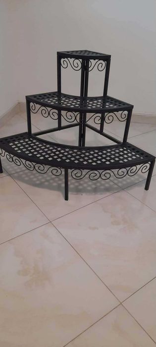 Метален цветарник за ъгъл