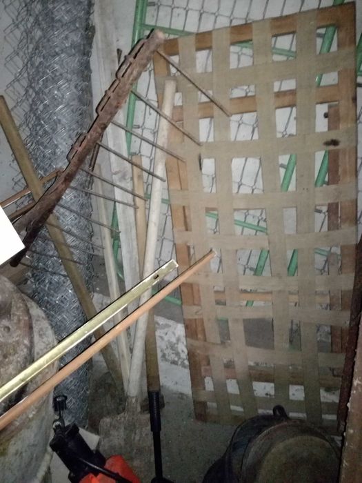 Продавам железни легла със сгъваеми крачка, за деца, дължина 150 см