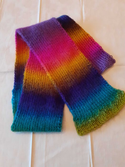 Ръчно изработен шал с цветовете на дъгата