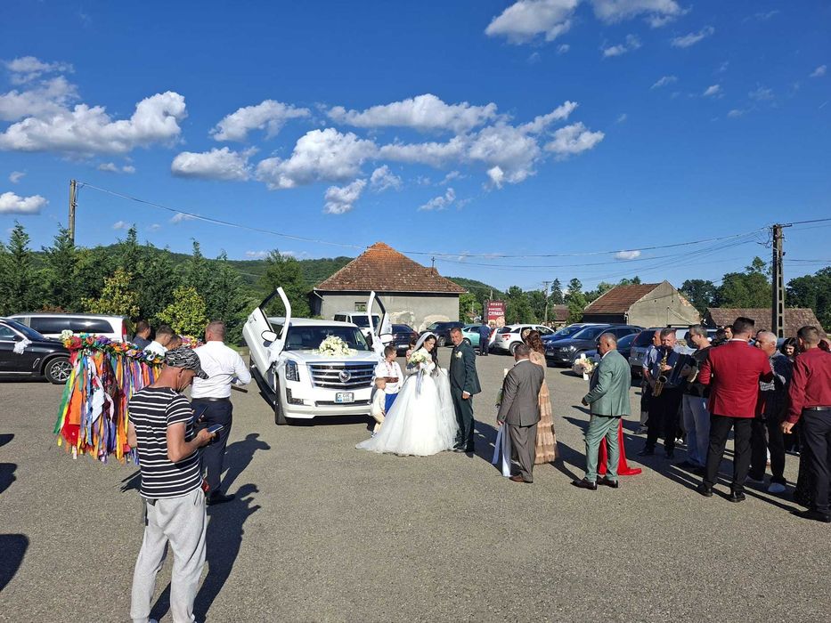 Limuzina de inchiriat Cadillac Escalade Inchiriez Limuzina