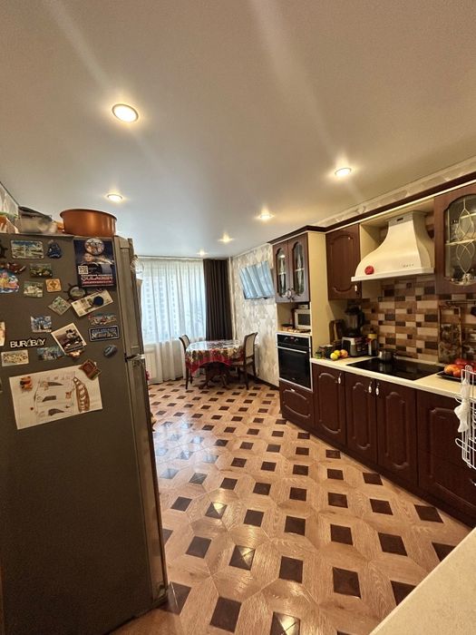 Продам 5 ком квартиру. Центр .
