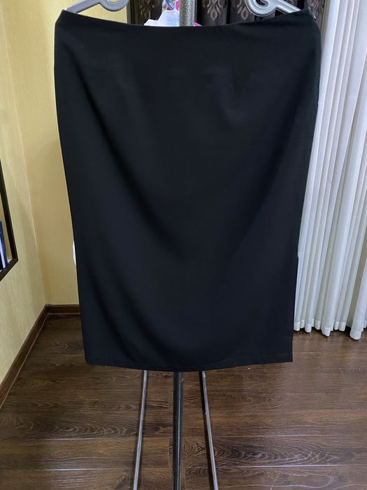 Элегантная черная юбка-миди с эффектным разрезом