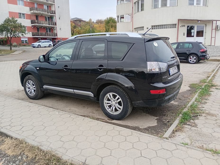 Vând Mitsubishi Outlander 2
