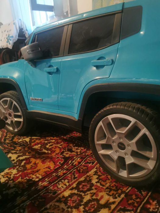 Mașinuța electrică "jeep" puțin folosită