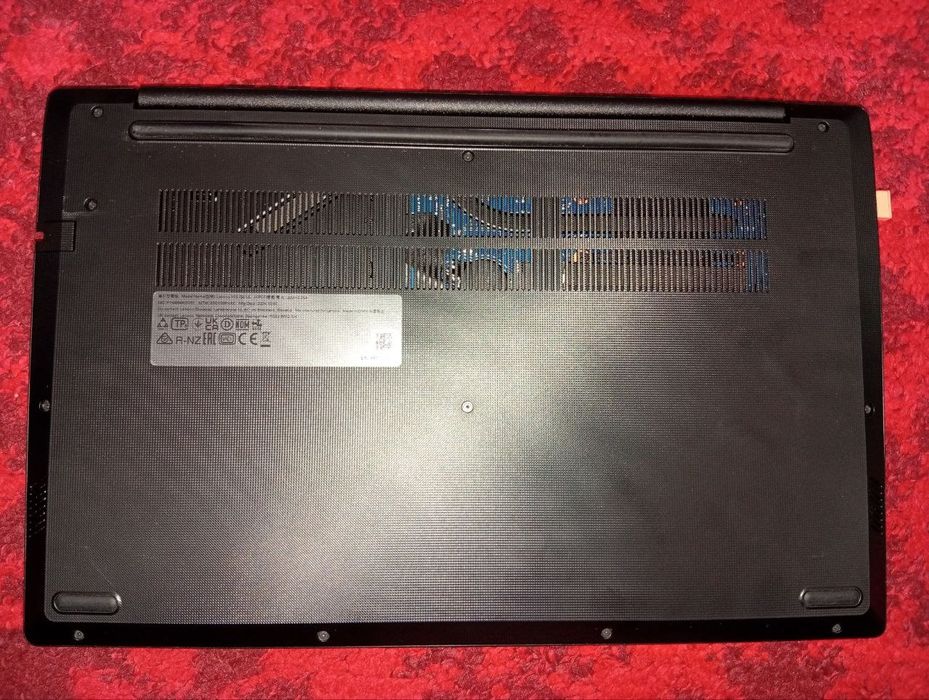 Noutbuk Lenovo xotira 128GB 8GB kafolat beriladi narxi kelishladi