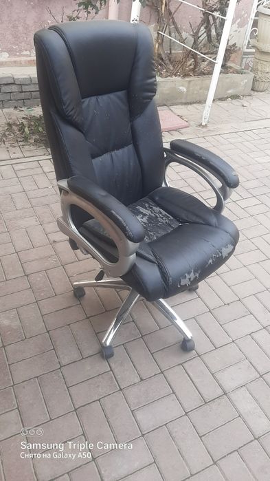 Кресло хорошее потёртое