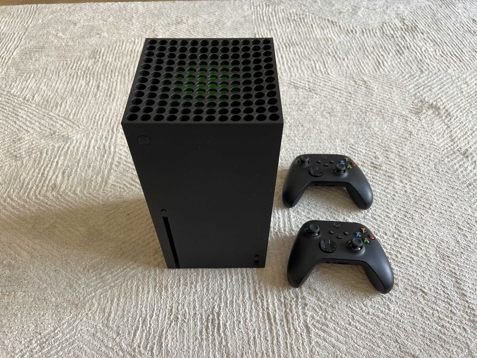 Xbox Series X с двумя геймпадами