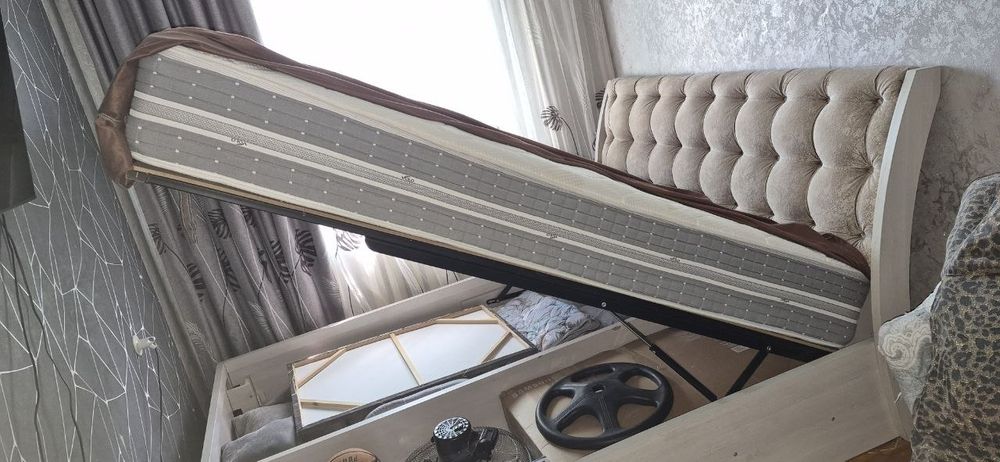 Срочно продаю кровать с ортопедический матрасом.