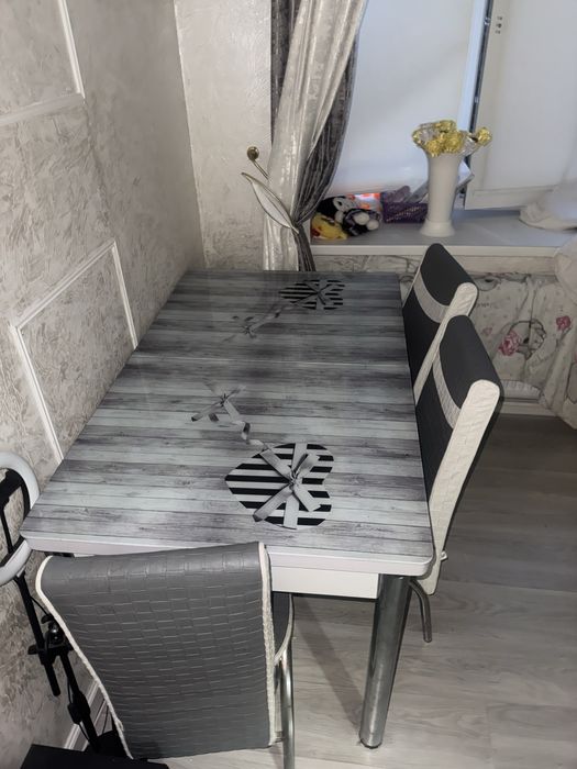 Продам стол помещается 12человек