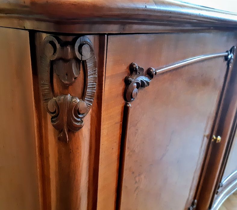 Масивен бюфет от орех