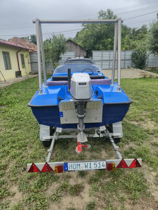 Barca cu motor si peridoc