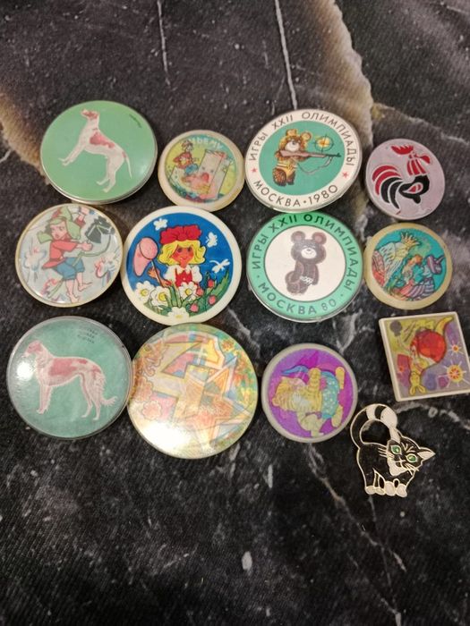 Продам открытки ссср и значки.