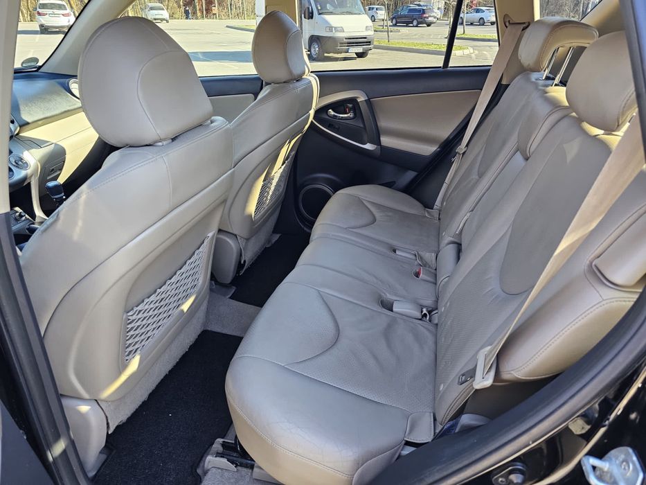 Vand sau schimb Toyota Rav4 doar cu masina de offroad