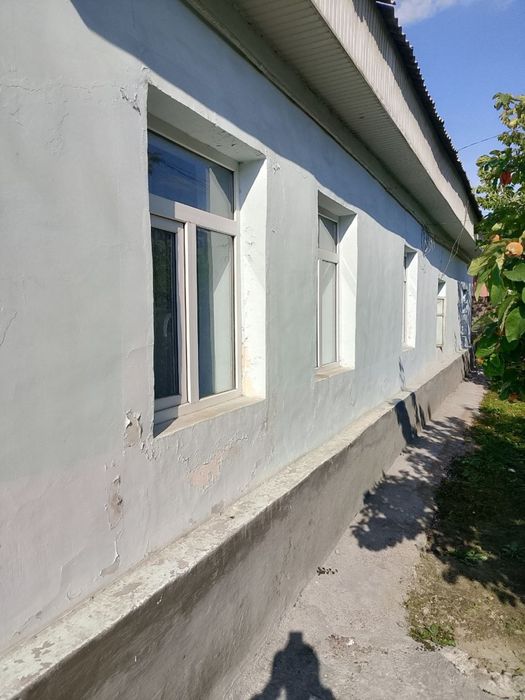 Oxangaron markazida katta hovli uy sotiladi.