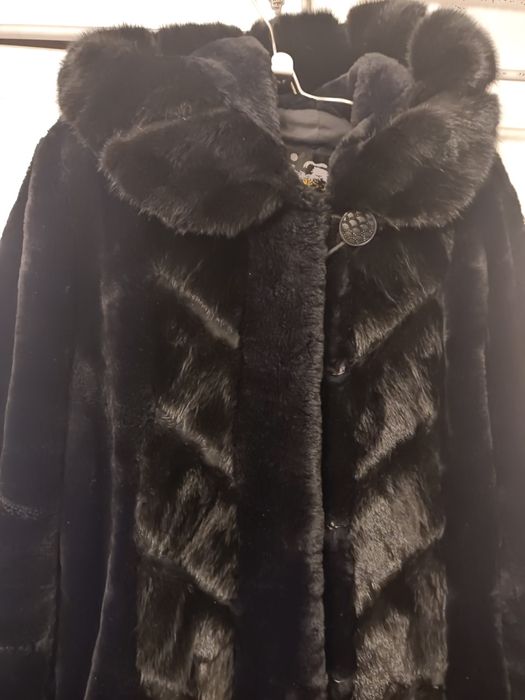Продам женскую шубу.