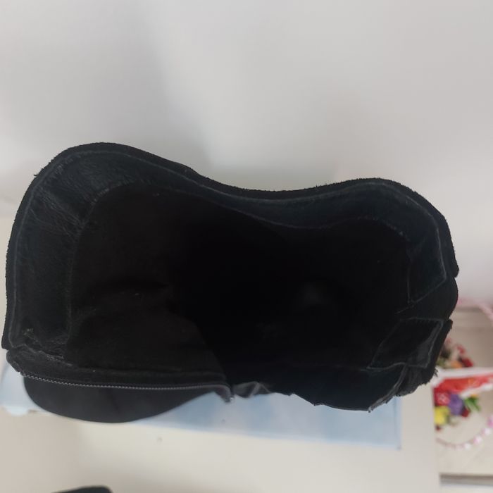 Vind o pereche de botine cu fermoare în interior.