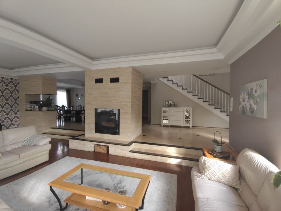 Casă de vânzare pe Aleea Dumbrăvii!