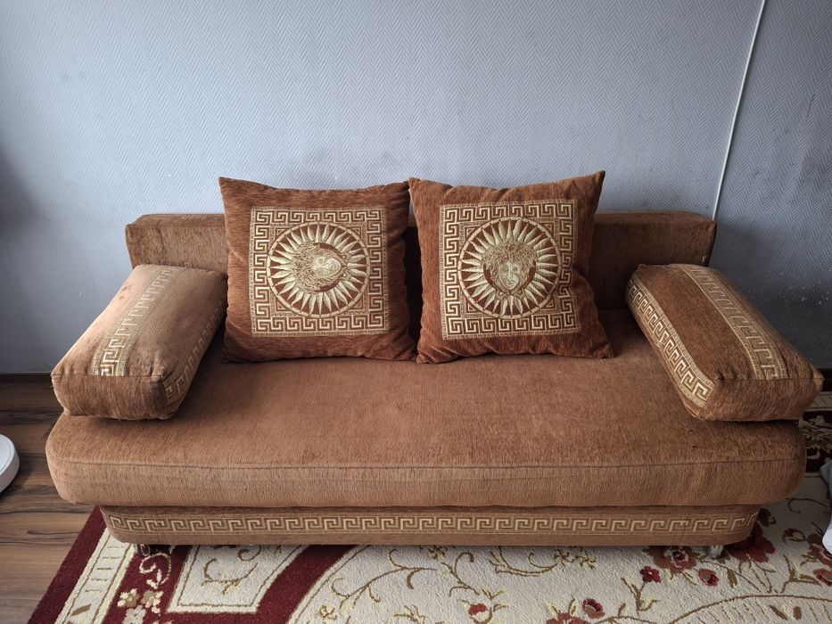 Большой диван с подушками