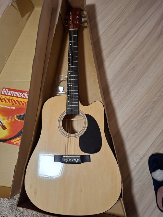 Vand chitara clasica noua.