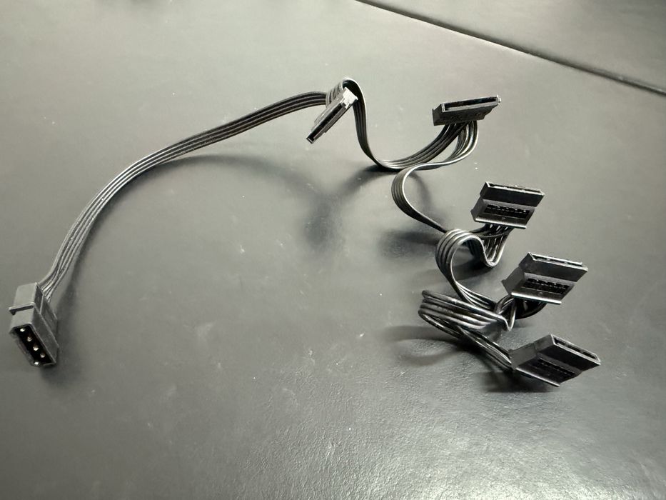 Cablu adaptor / splitter de alimentare de la IDE Molex (4 pini) la 5 conectori SATA (15 pini)