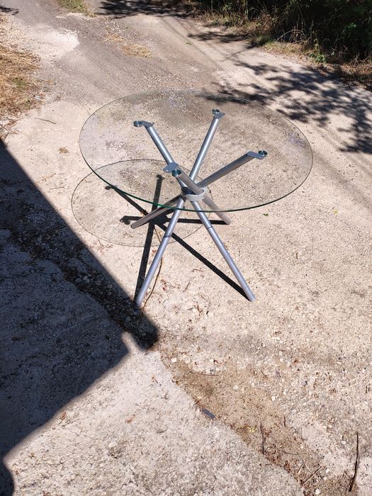 Стъклени маси и бели кожени столове