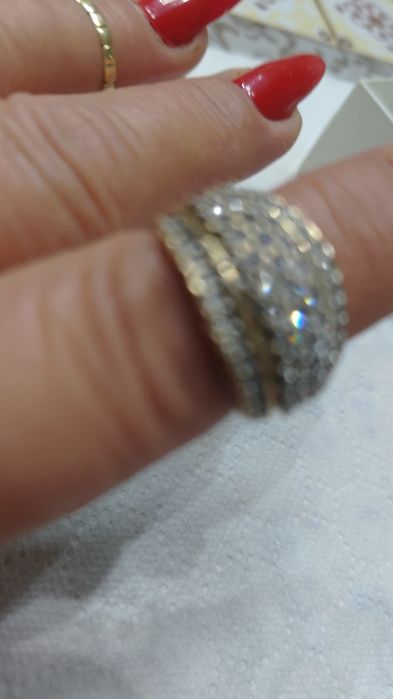 Vând inel superb de 18k cu 60 diamante este nou!Îl vând pt am nevoie b