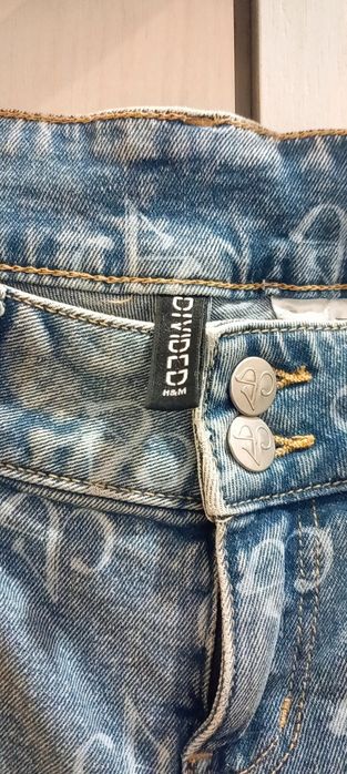 Дамски дънки на Н & M с широк крачол.