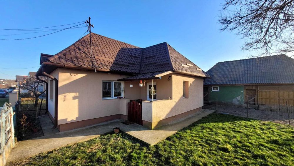 De vanzare casă parter reabilitată, cu șură și teren 1.860 mp, la 3 km de Baia Mare