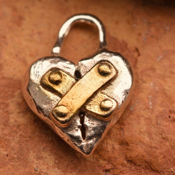 Сребърен медальон 925 „Реставрирано сърце“ – талисман за надежда