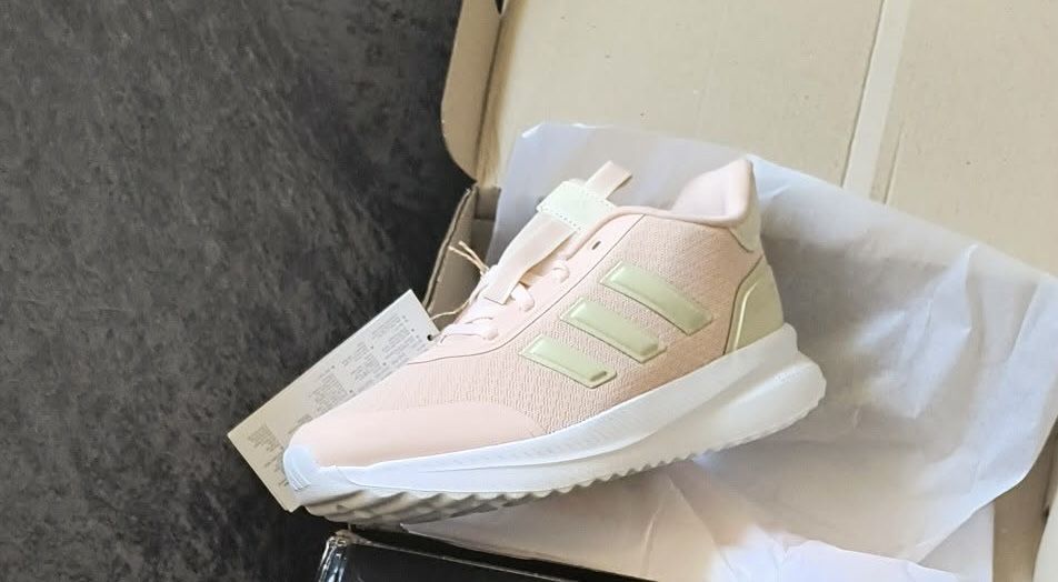 Дамски маратонки Adidas (чисто нови)