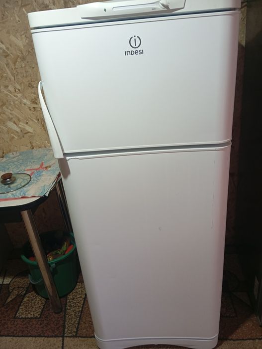 Продам холодильник indesit