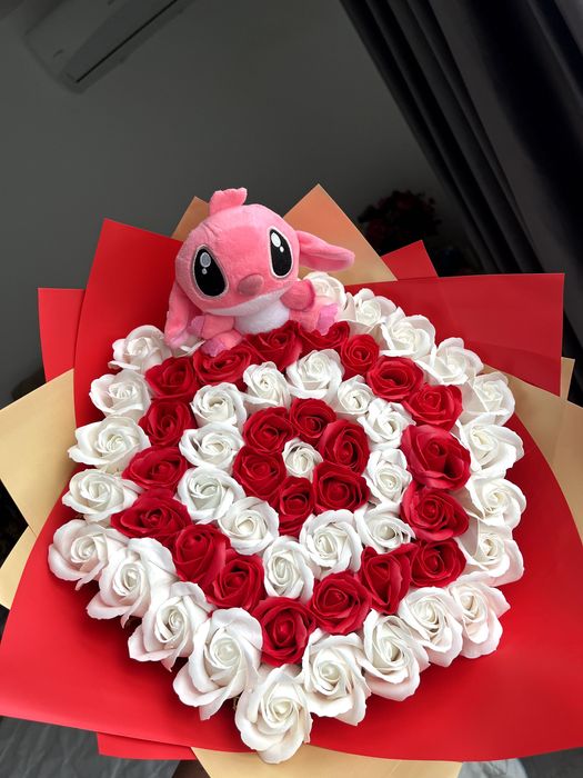 Buchet trandafiri sapun imperiali/stitch initiala personalizat glitter