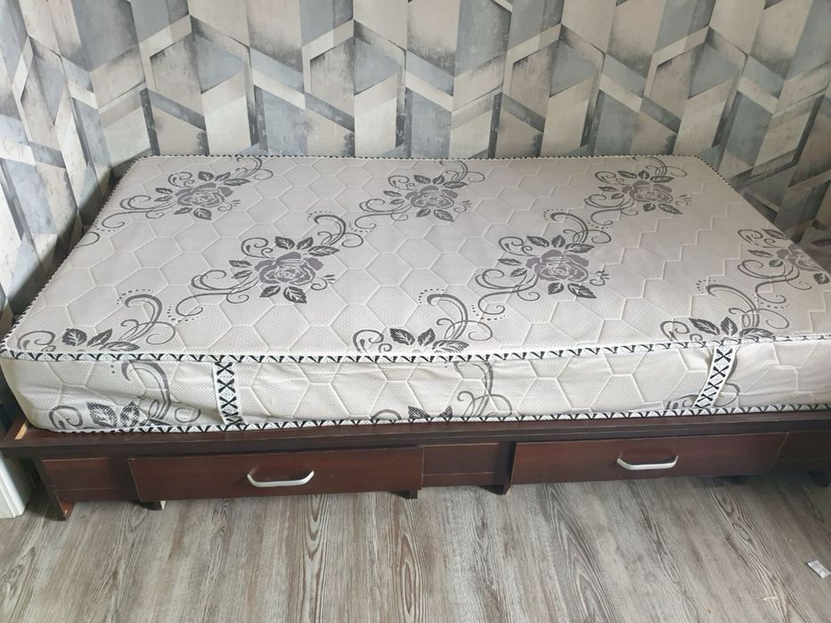 Продам кровать с матрасом