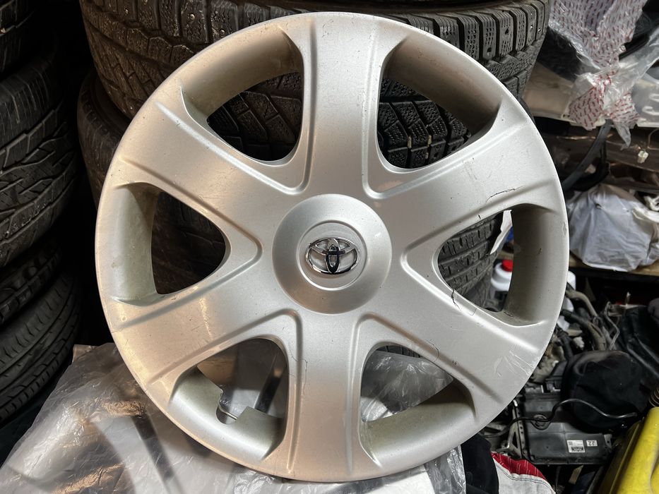 1-оригинальный колпак Toyota R16 с деффектами
