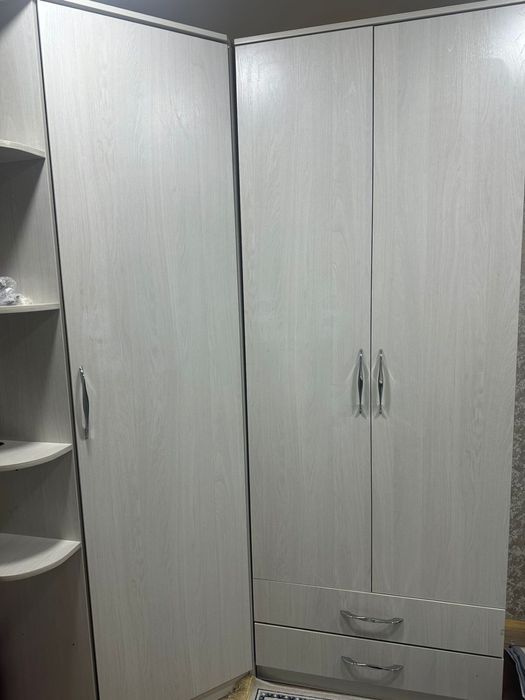 Продам угловой шифоньер