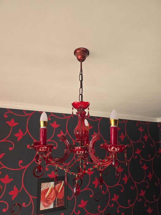 Червен полилей с висулки