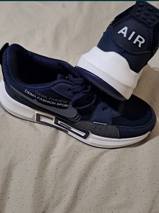 Продам новые кроссовки NIKE