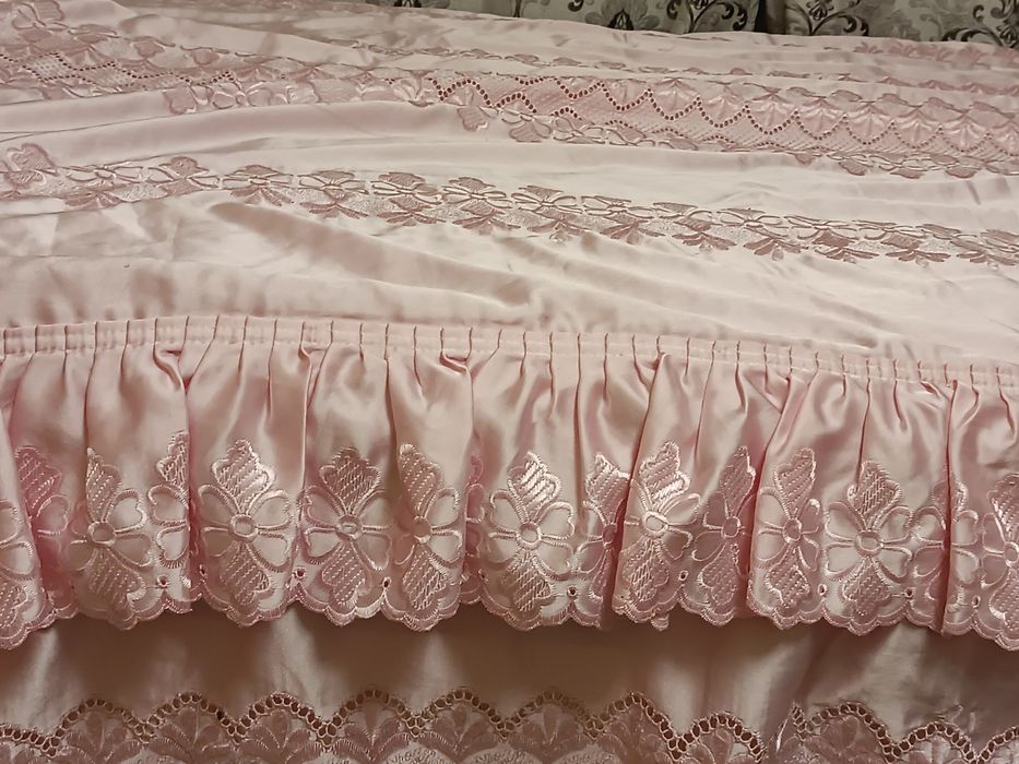 Продам покрывало на кровать б/у