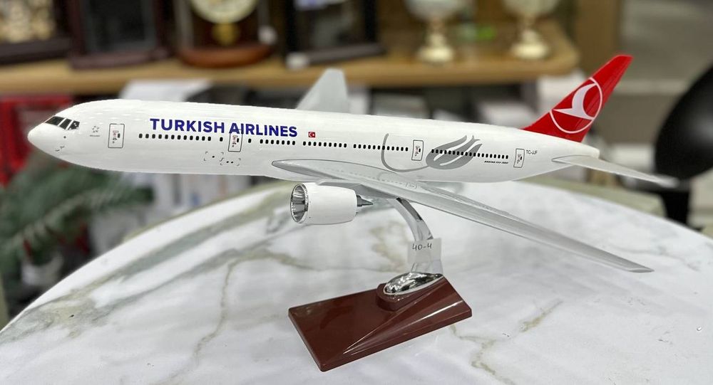 модель самолета Boeing 777-300ER авиакомпании American Airlines