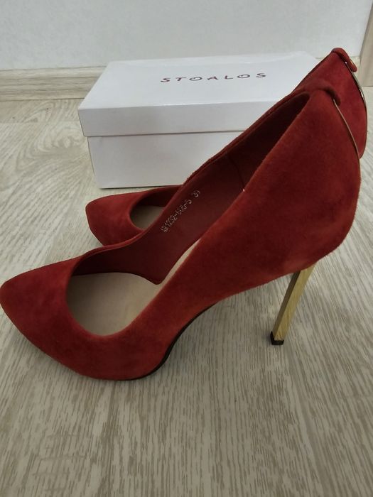 Продам красные туфли
