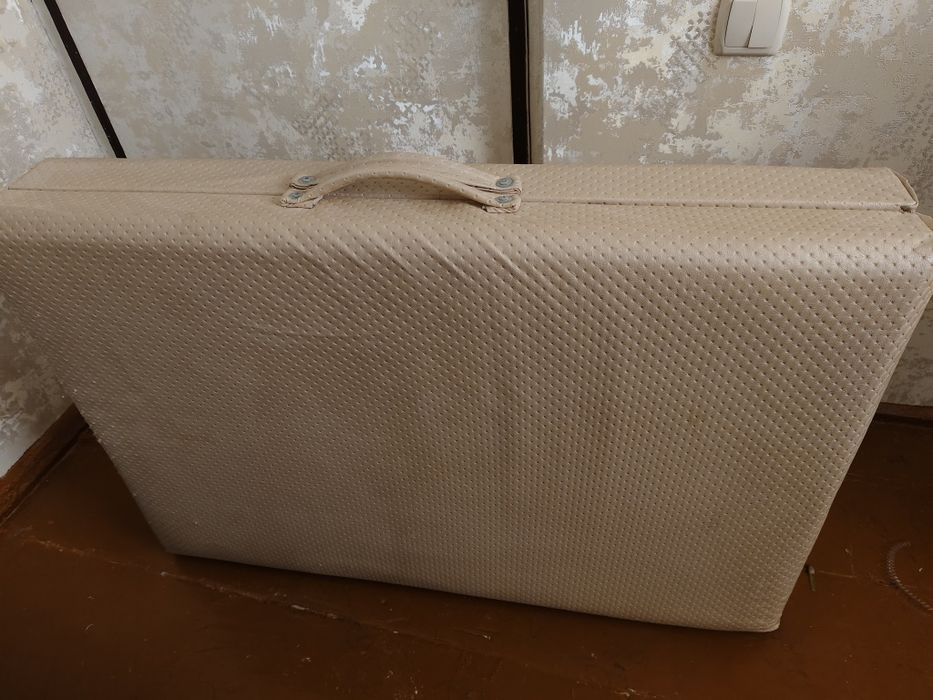 Кушетка сотилади срочно .