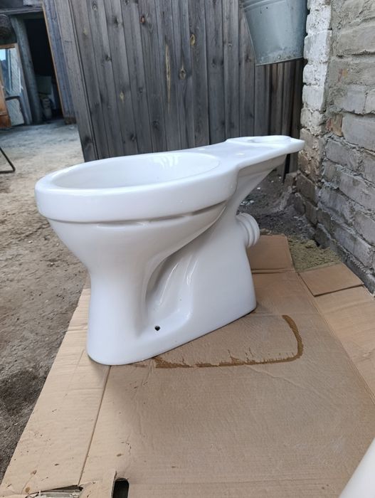 Продам унитаз, раковину,тюльпан