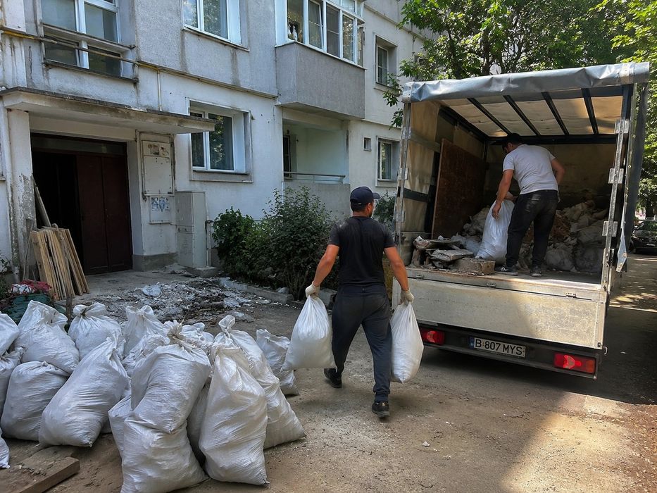 Debarasari moloz mobila deșeuri  rapid si eftin