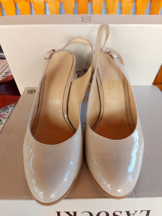 Pantofi decupati